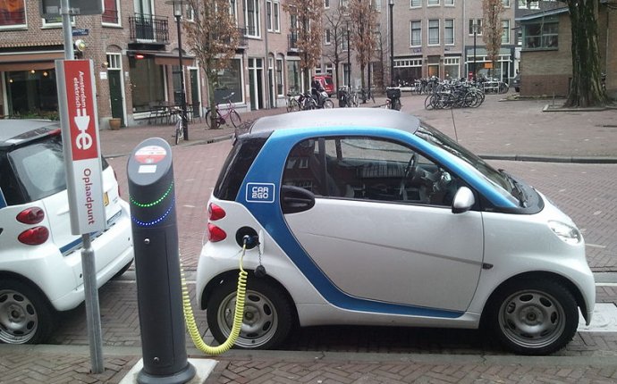 Datei:Electric car charging Amsterdam.jpg – Wikipedia