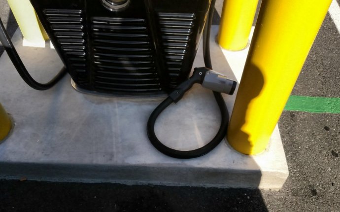 Image: Charging cable left on ground at public charging station